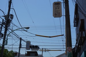 上野桜木交差点まで行ってしまって戻れの電柱看板（ボッサとカヤバの間）