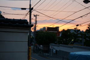 三崎坂下り口の夕焼け　千駄木方向を見る　その１