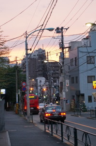 三崎坂の夕焼け　千駄木方向その２　「めぐりん」も