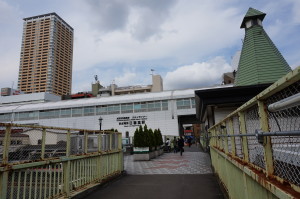 とんがり帽子が目印の日暮里駅南口改札　陸橋上にあります　京成も立派な駅に・・。再開発のビルも