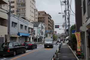言問い通りを寛永寺側から根津方向にトロリーバスの停留所名は「谷中町」今のバス亭と位置は変わらない