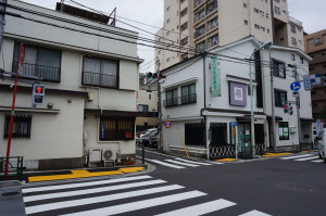 薬とある右が「若寿司」通り向かいがお蕎麦屋さん（屋号は忘れました）それらしい建物の風情は残っている