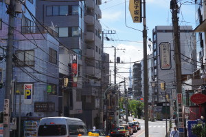 団子坂からのスカイツリー交差点向うの右ビルに沿う様にあります。