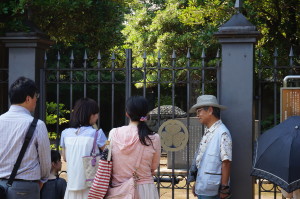 墓所の門前