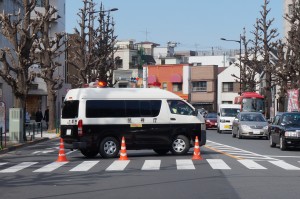 三崎坂　千駄木方面は警察車両が横付けして通行止め。こちらに来る車は日暮里からの一方通行車両のみ。