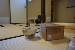 お茶碗とお箱と瑜伽庵